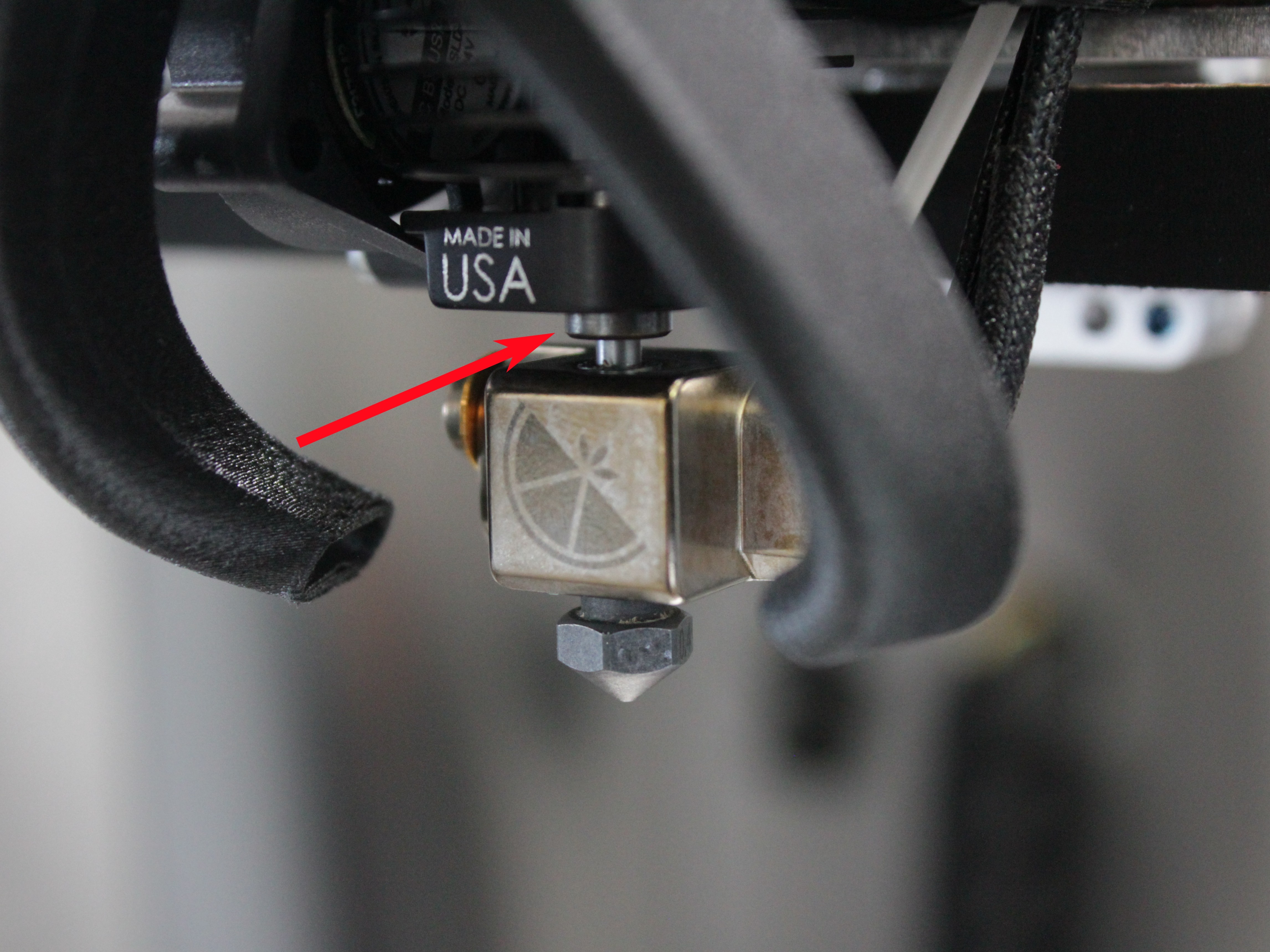 Heat break protruding excessively from heat sink (incorrect position)