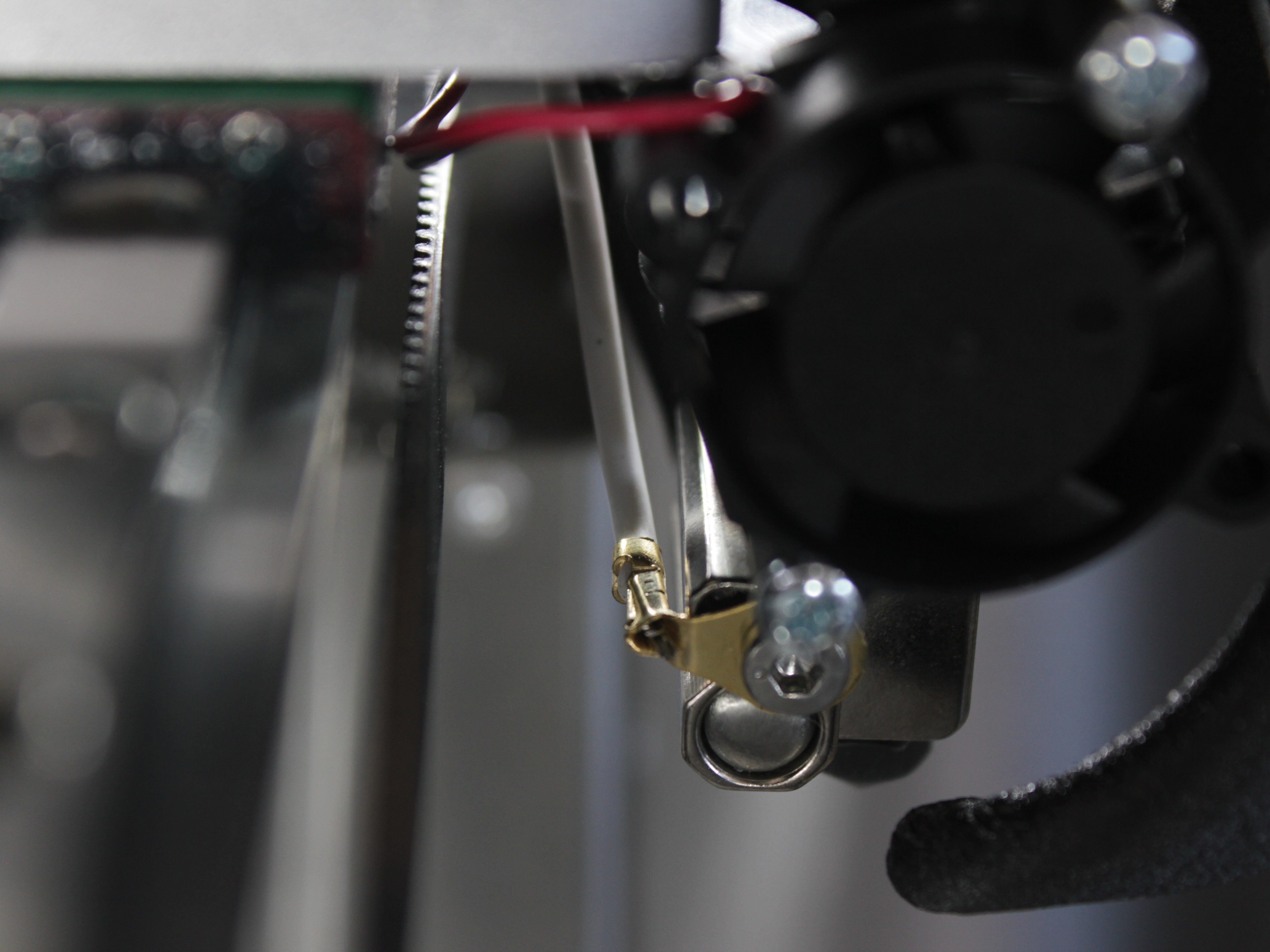 Hot end ground wire connection point and proper routing