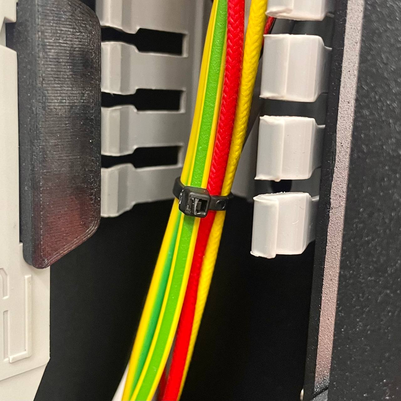 Zip ties securing the chamber heater sensor cable