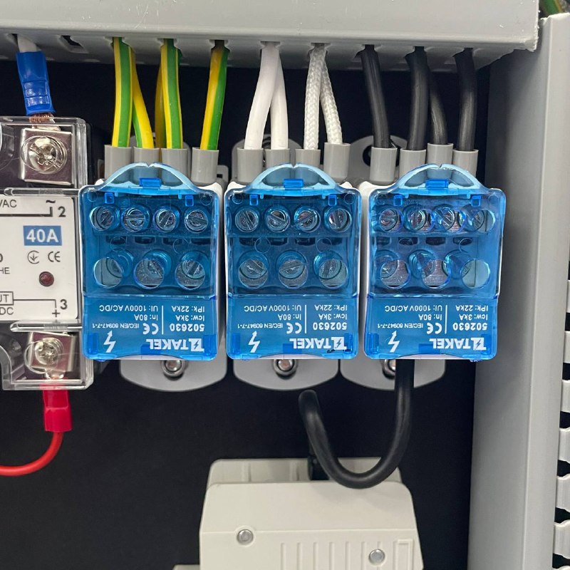 High-voltage distribution blocks with blue covers