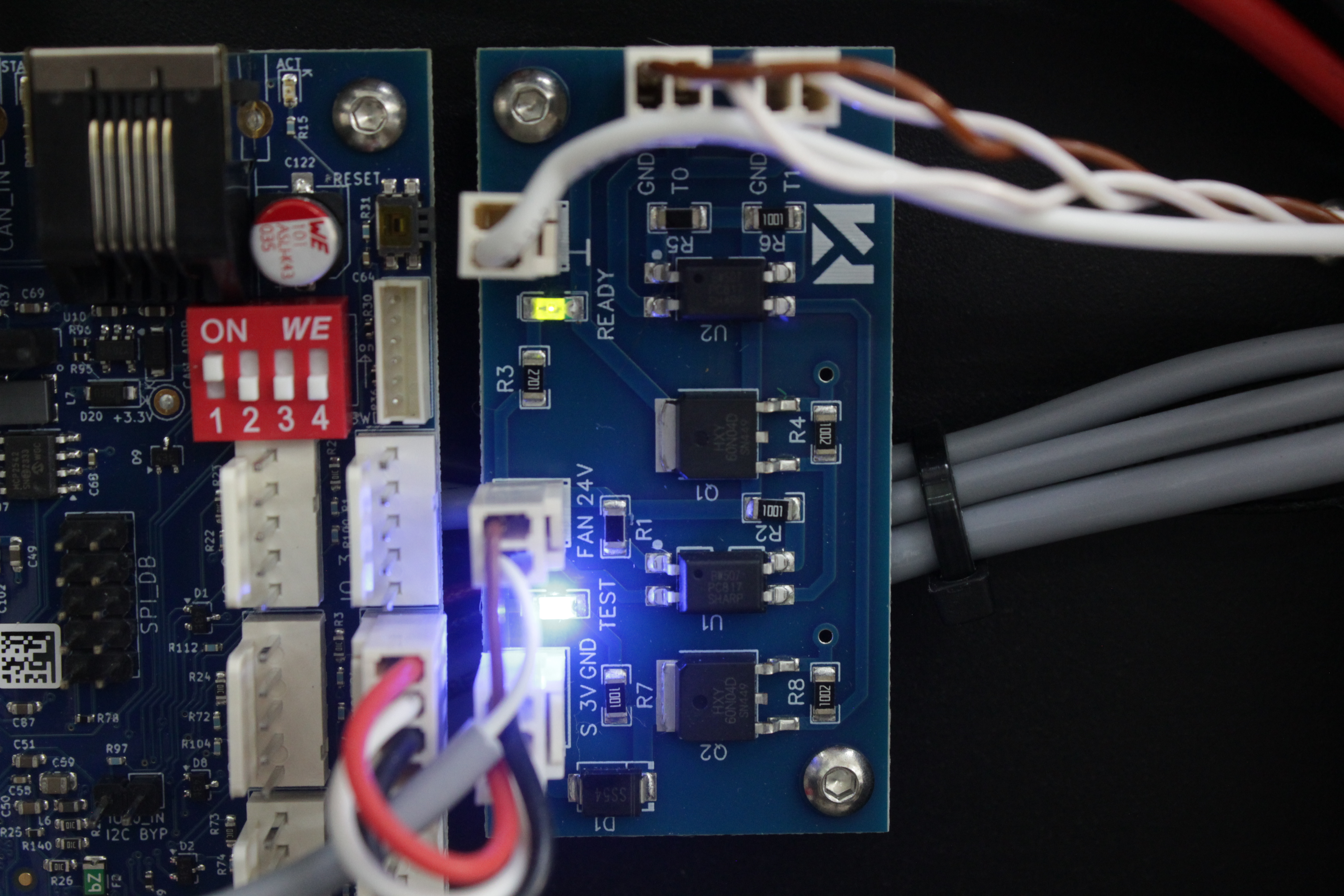 Optocoupler PCB at the rear – green (circuit enabled) and blue (probe detected) LEDs