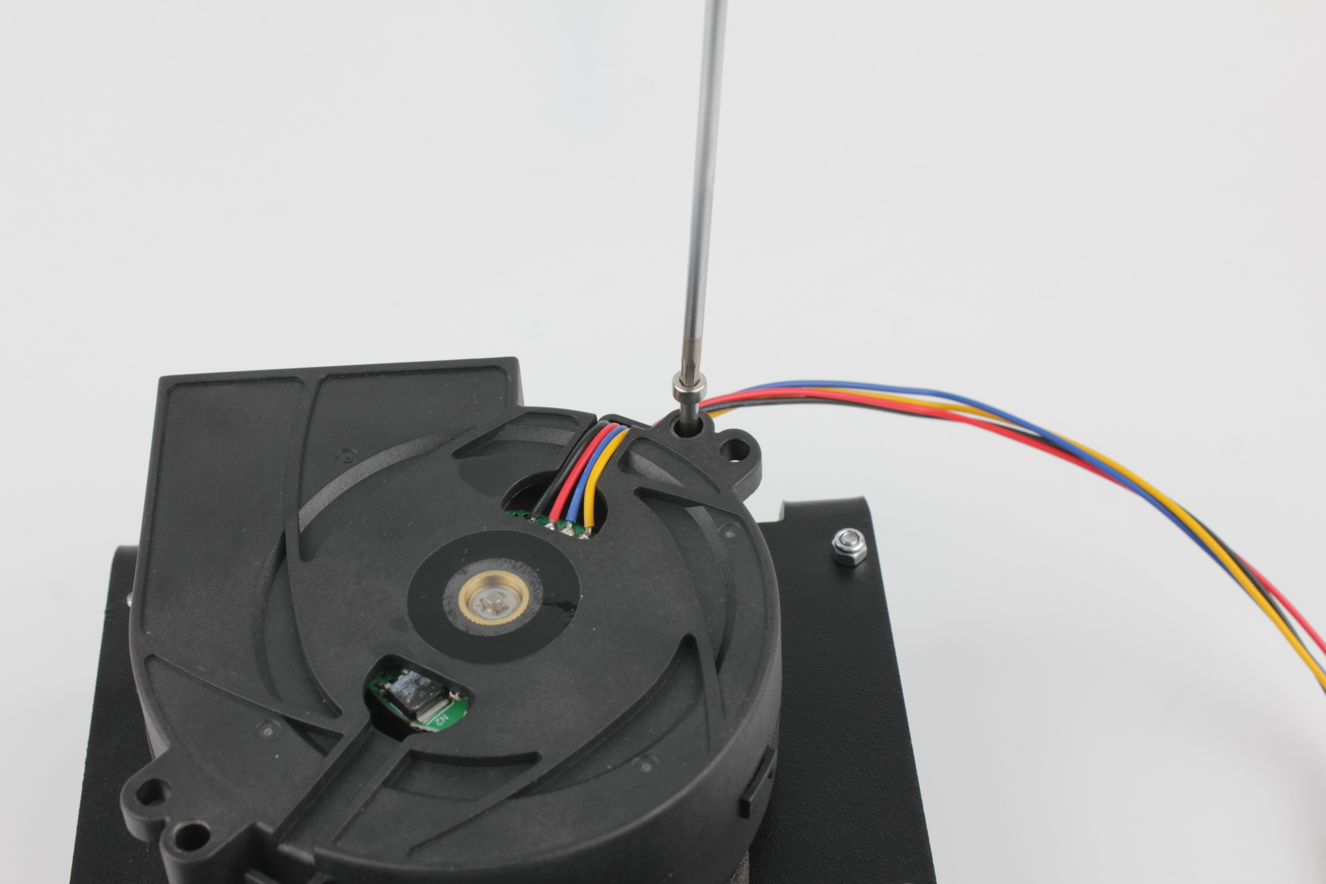 Fan screws tightened with 2.5 mm hex \u2014 threadlocker on threads