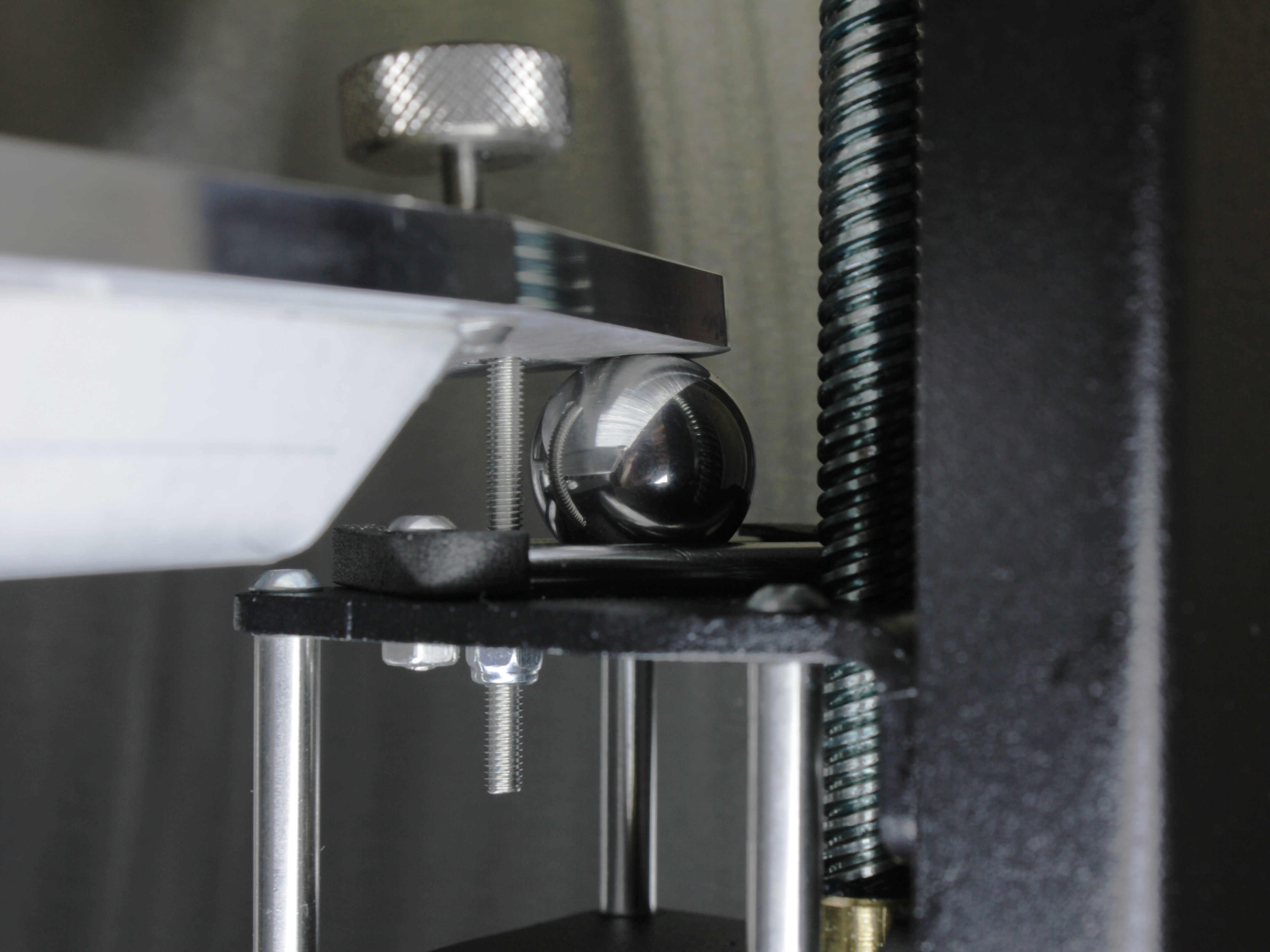 Checking build plate seating on kinematic couplings