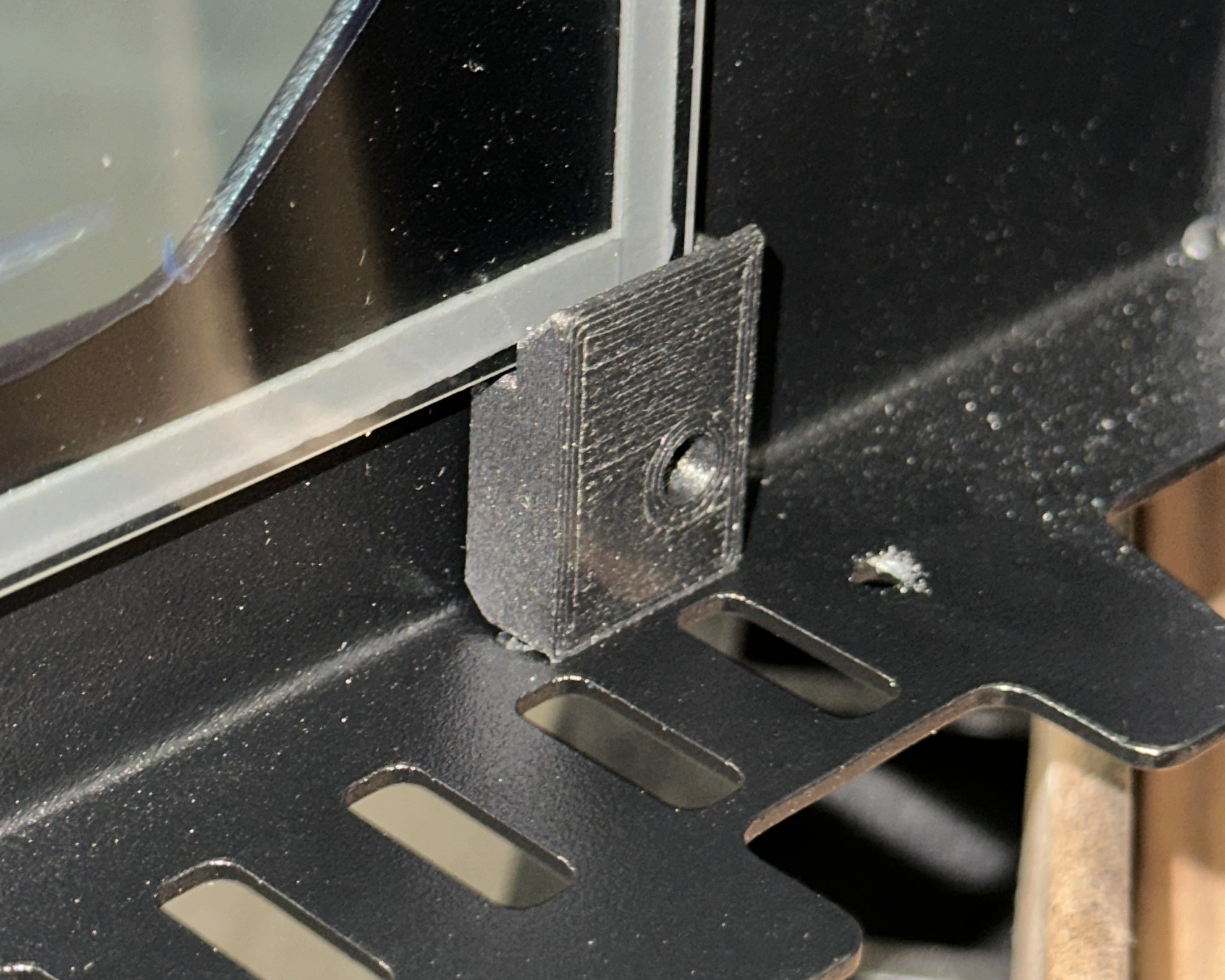 Left bottom corner of the glass frame showing the shorter bracket