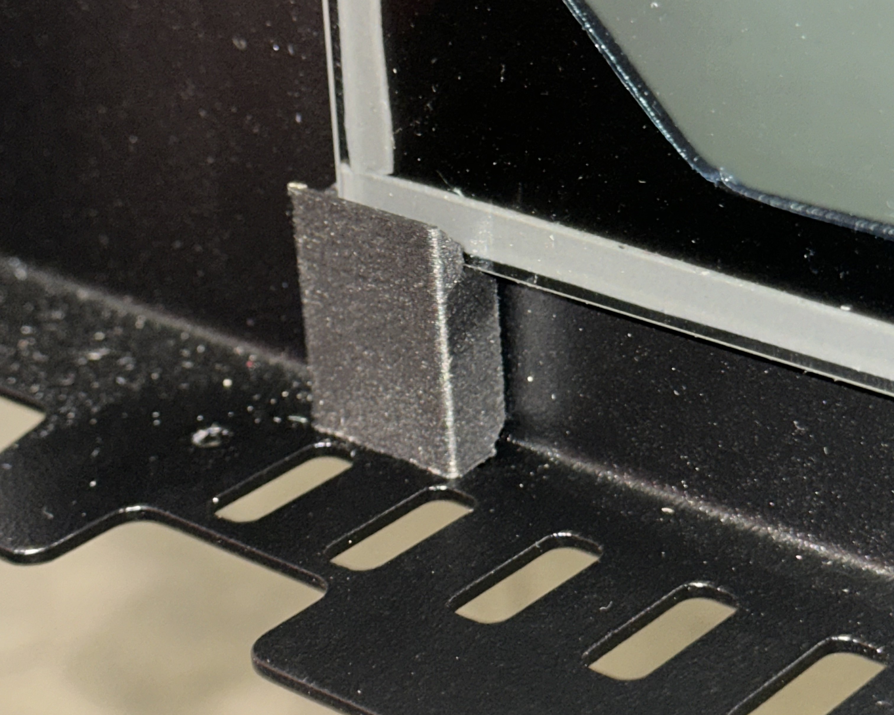 Right bottom corner of the glass frame showing the shorter bracket