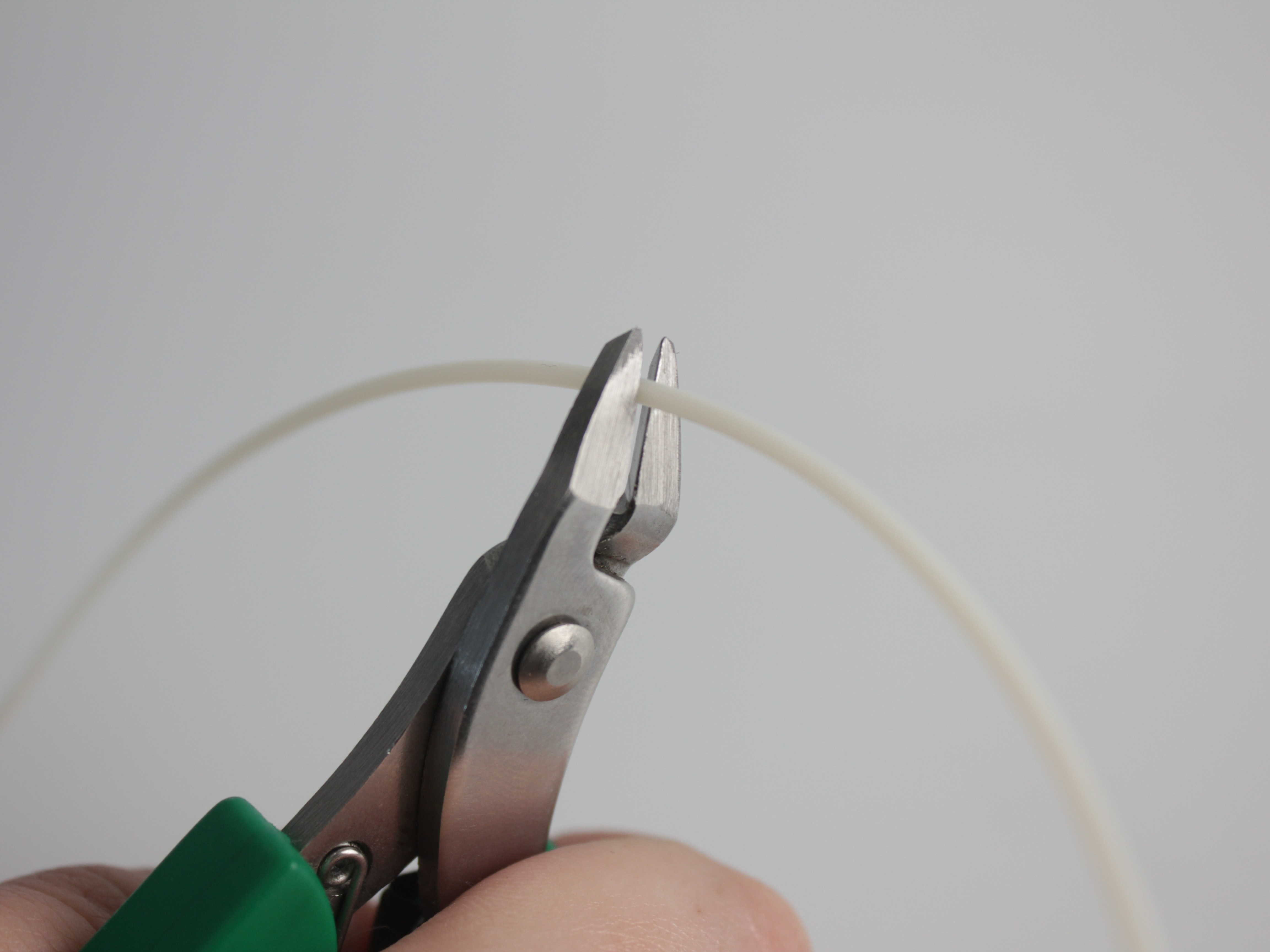 Filament end cut at clean angle with wire cutters for cold pull loading
