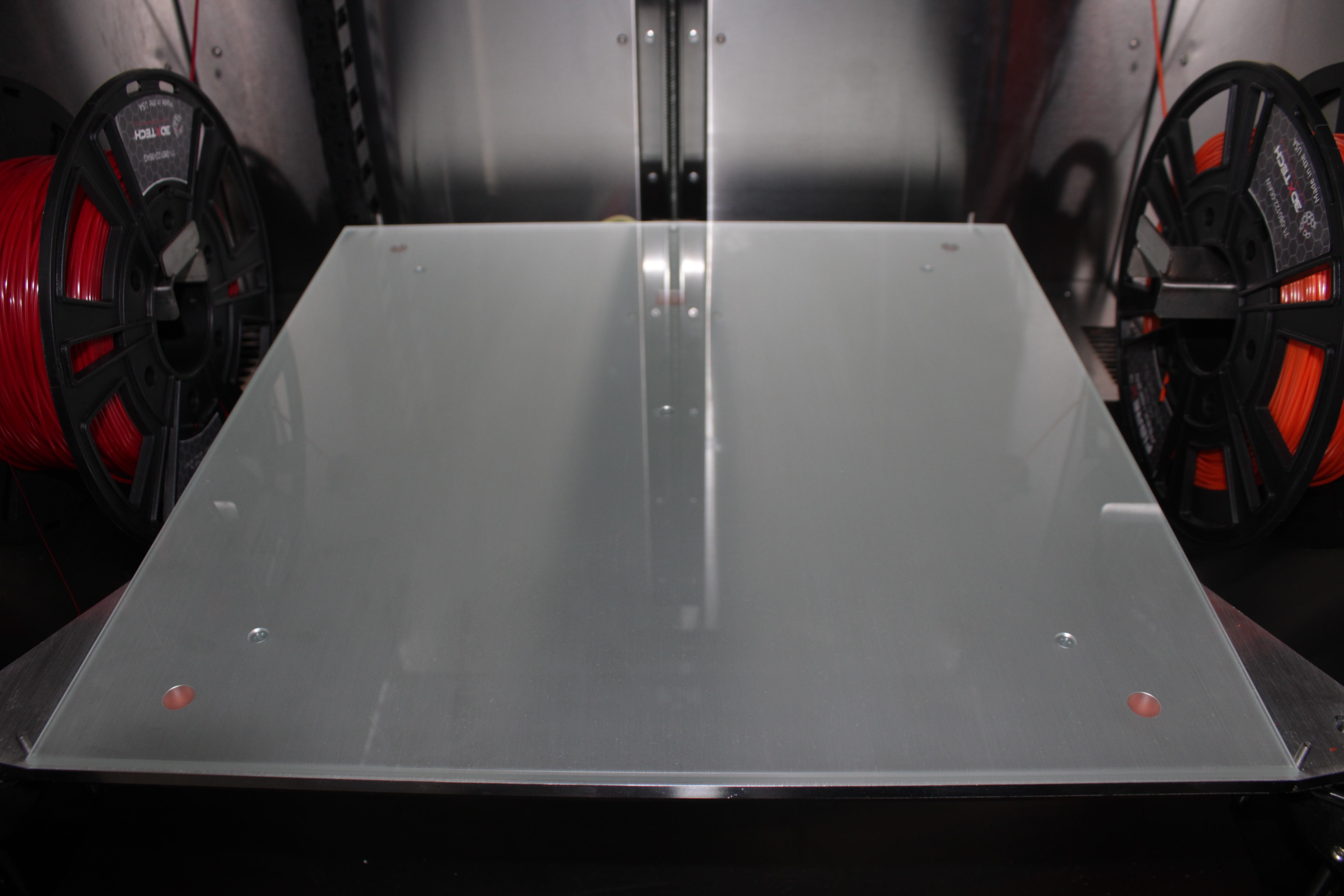 Glass build plate stacked loosely on aluminum plate for mesh test