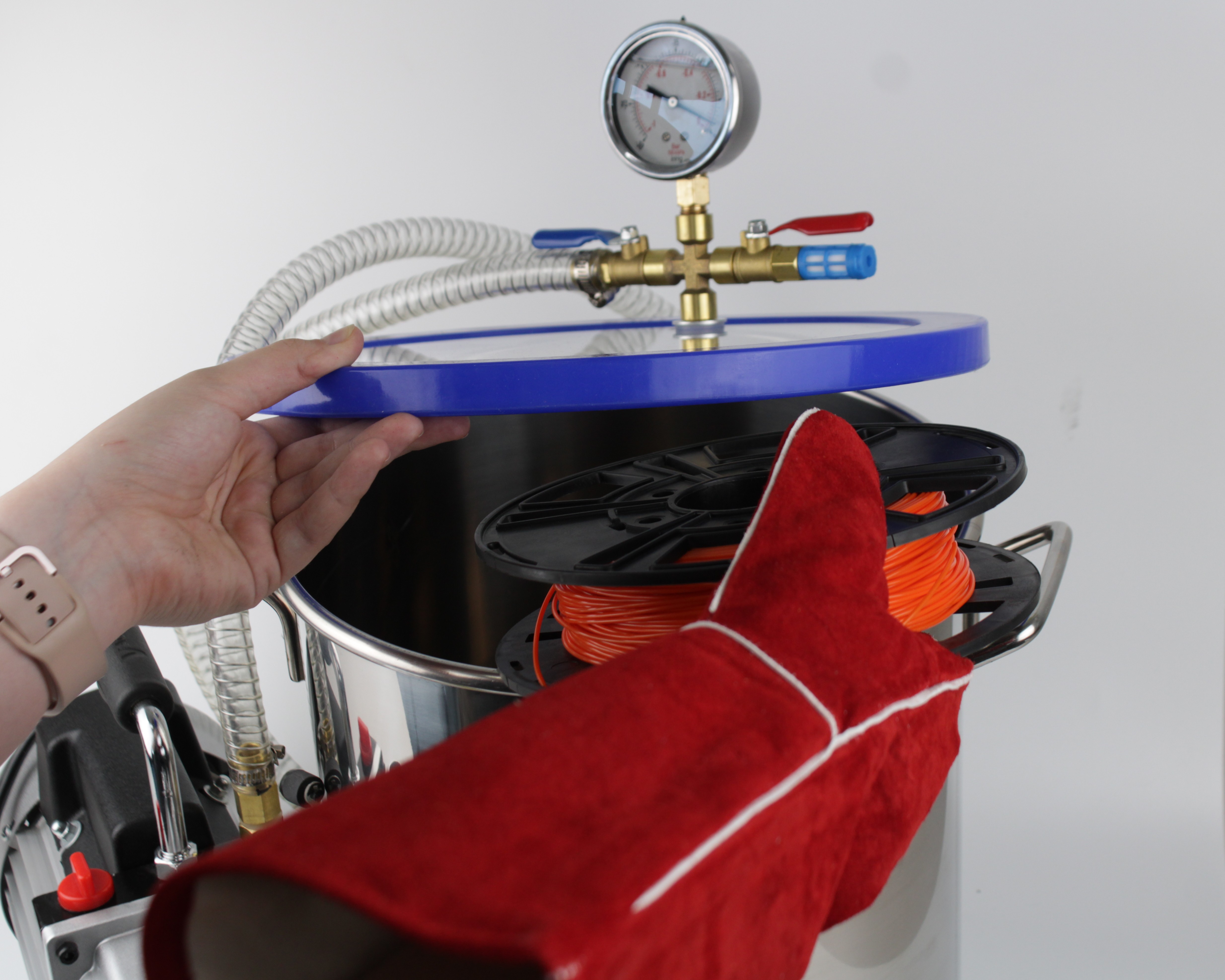 Transferring hot dried filament to vacuum chamber