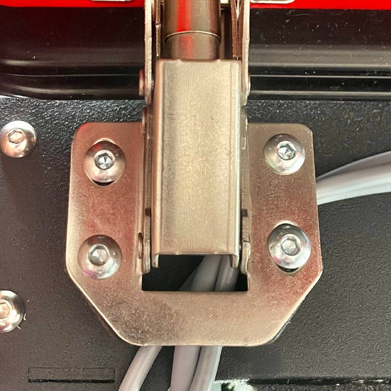 Lid mounting bracket screws location