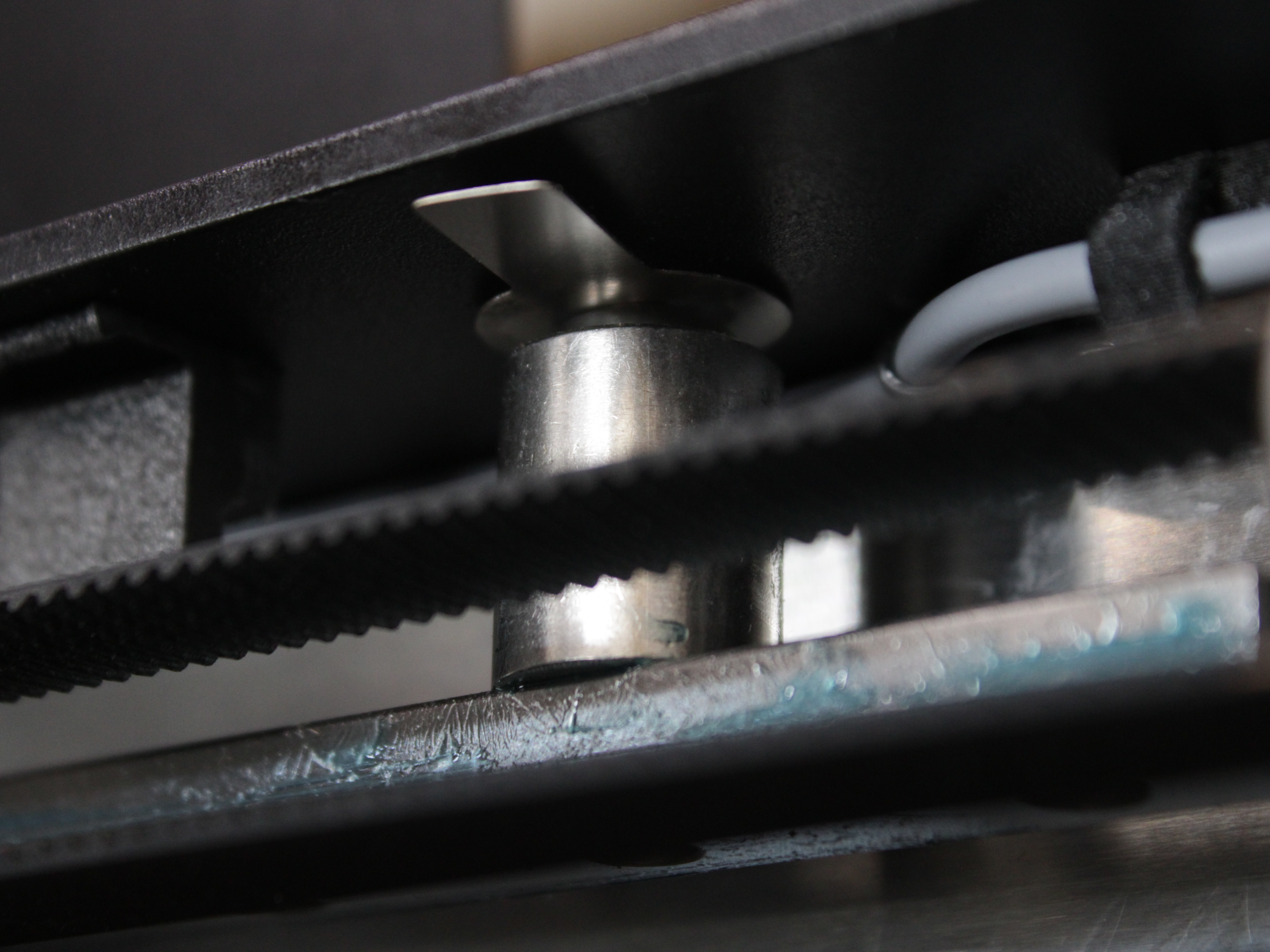 Inserting shim under the crossbar cylinder