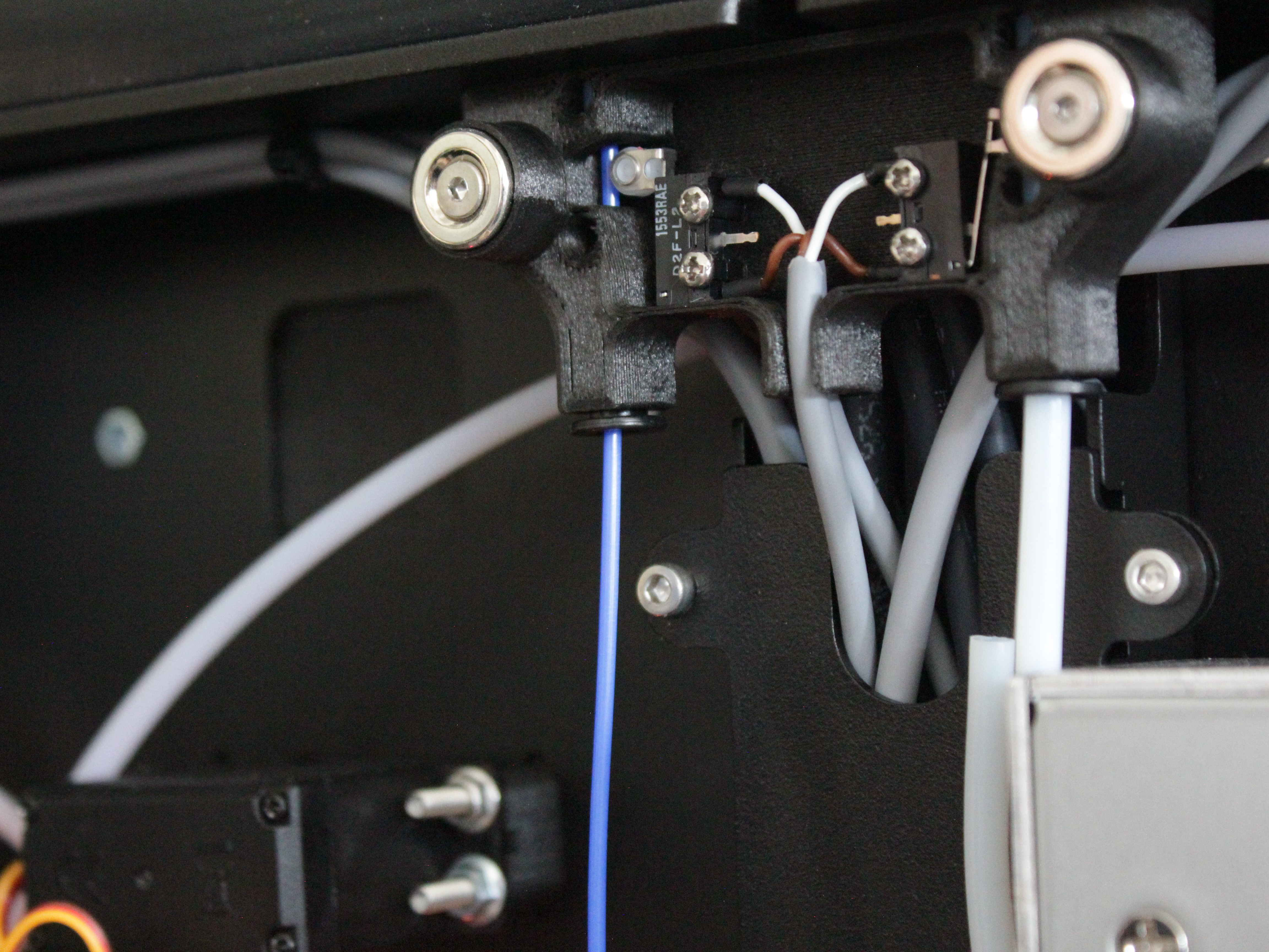 Inserting and removing filament through left (T0) sensor during test.