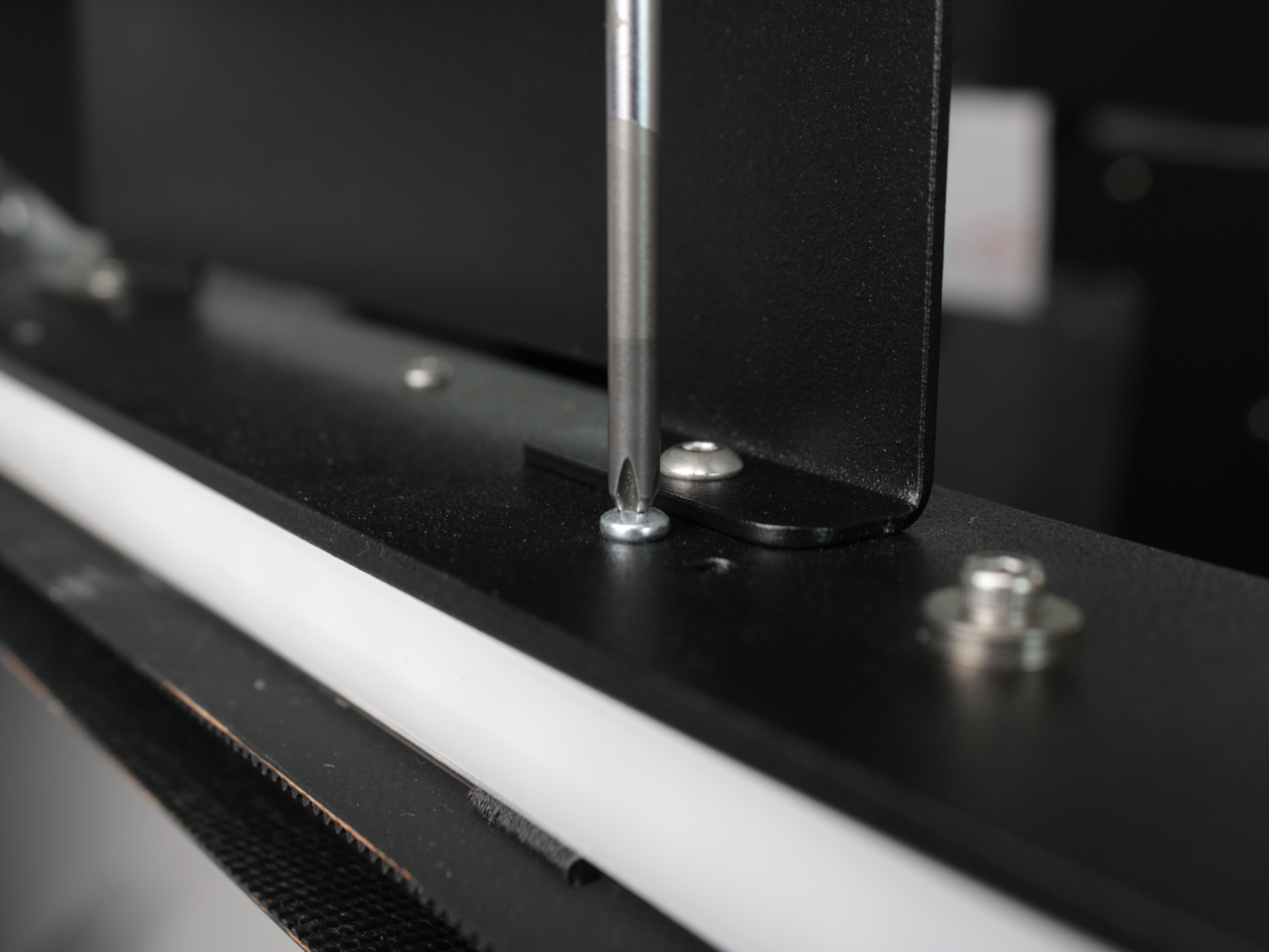 Loosening the Y-rail LED clip screw by half turn