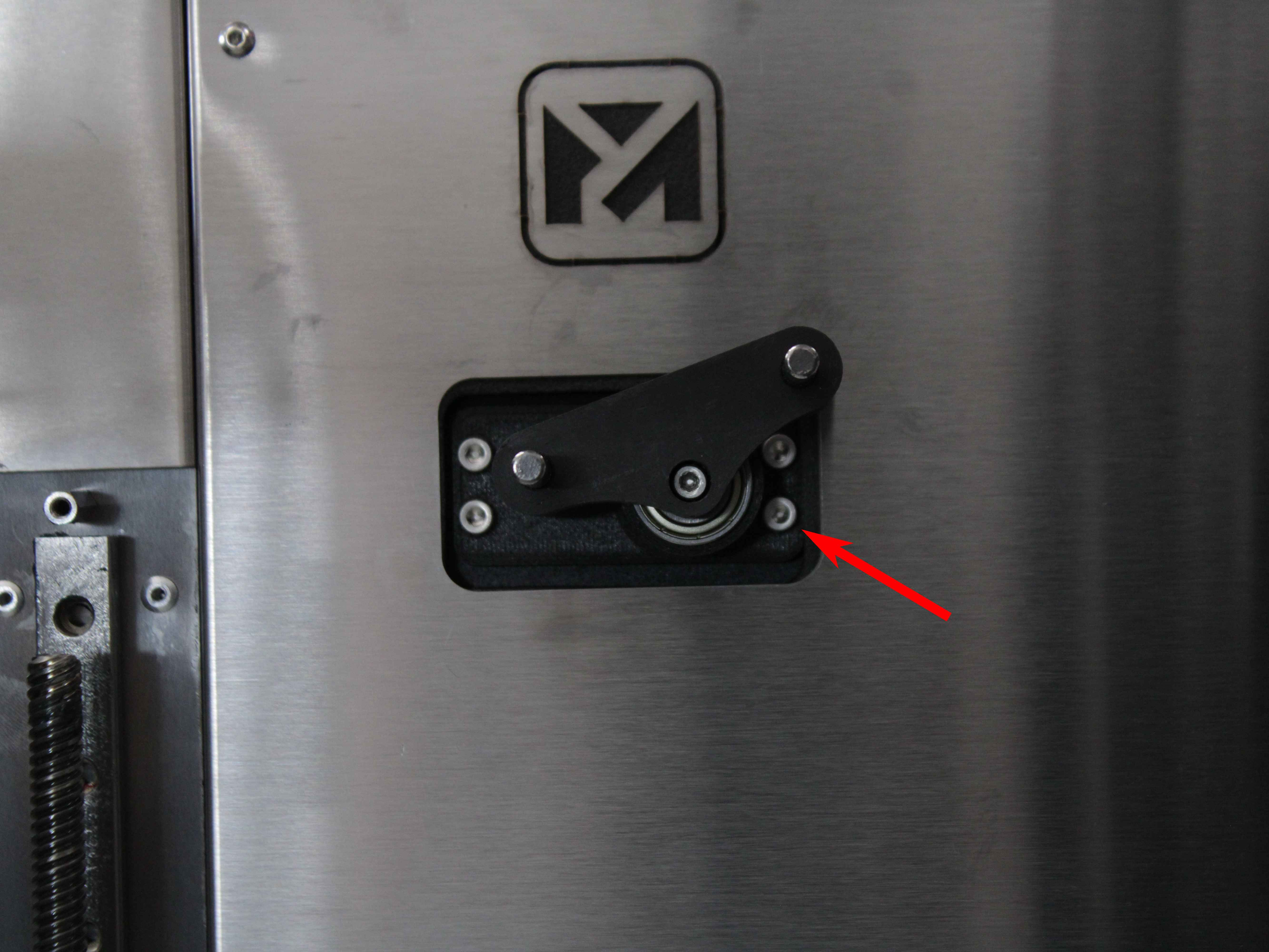 Servo at S180 – fourth mounting screw loosened one turn
