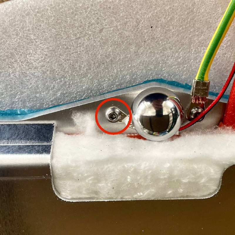 Bed temperature sensor mounting screw underneath the bed plate