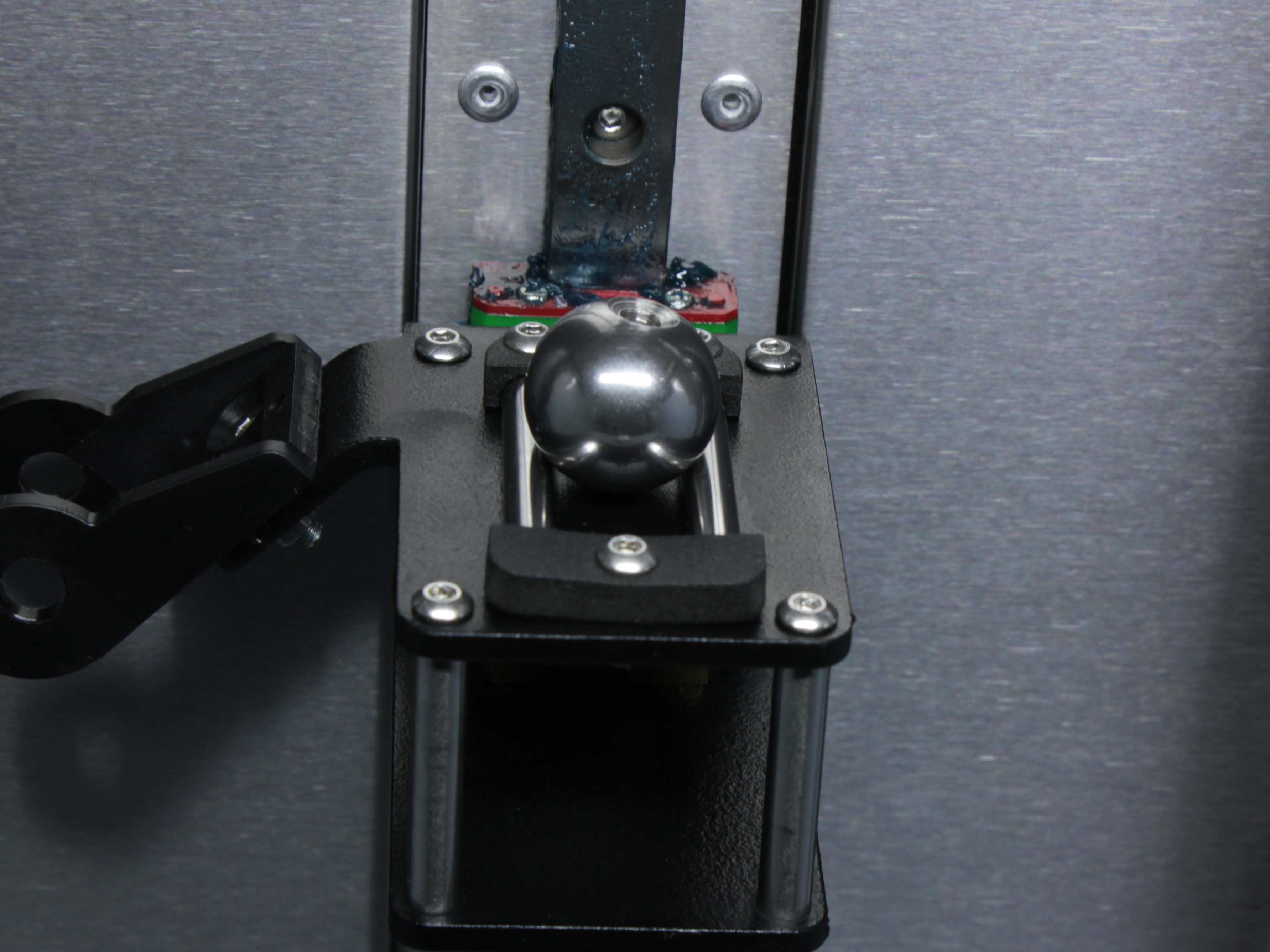 Bed holder with two guide rails. The steel ball sits between the rails and can slide along the fixed path.