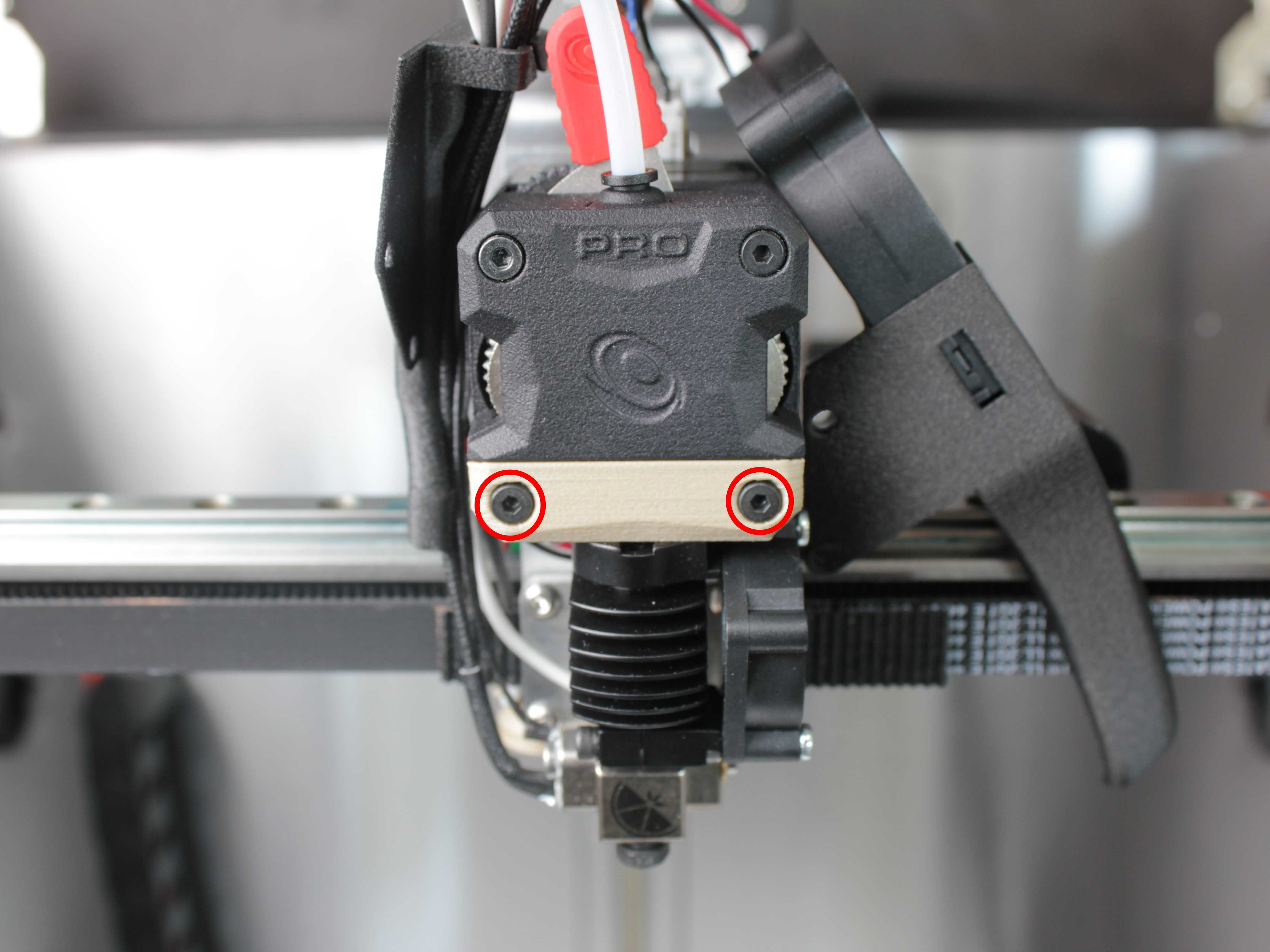 Hotend assembly mounted in extruder with front plate screws