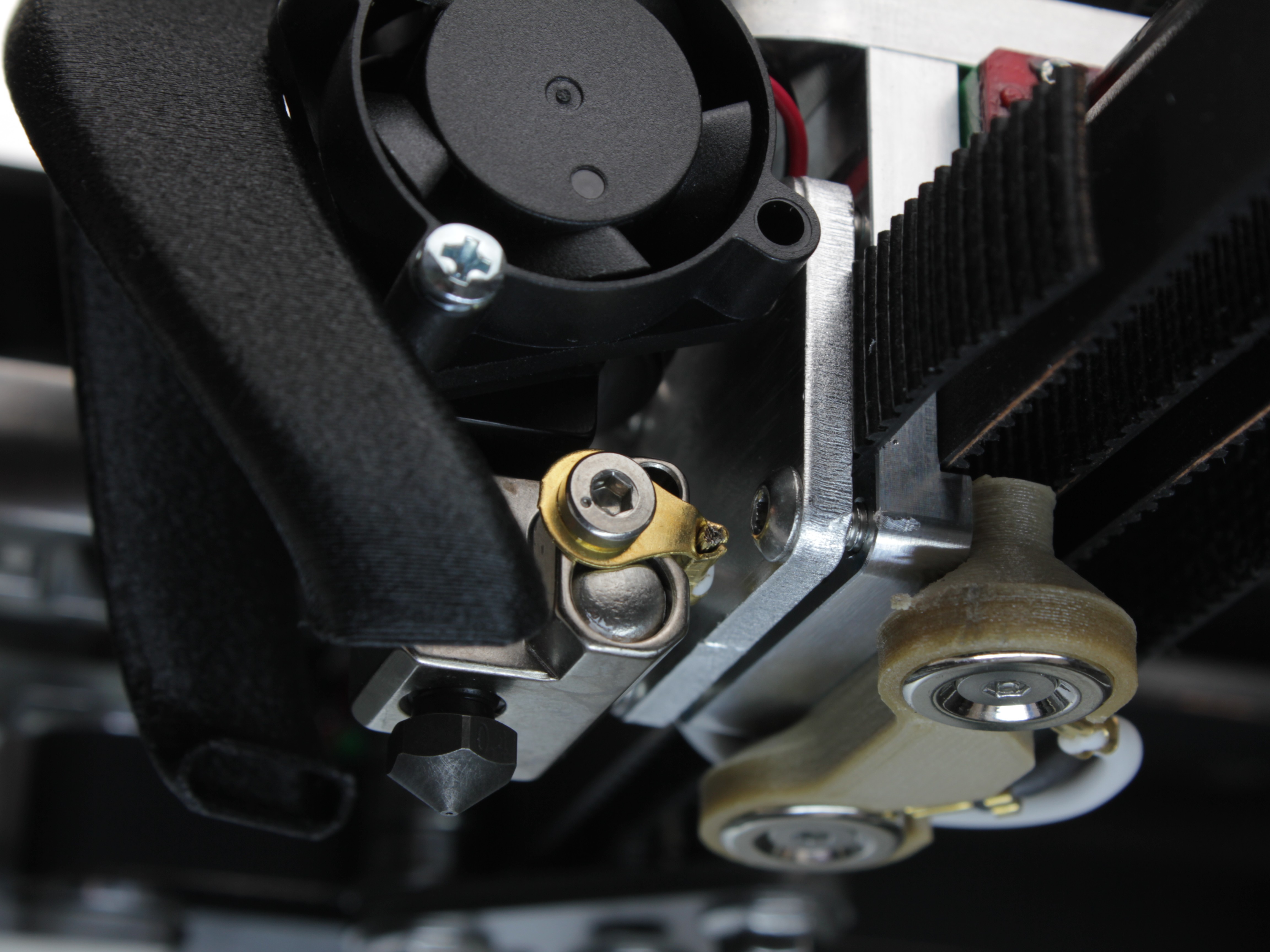 Grounding wire lug-style crimp attachment on hotend body
