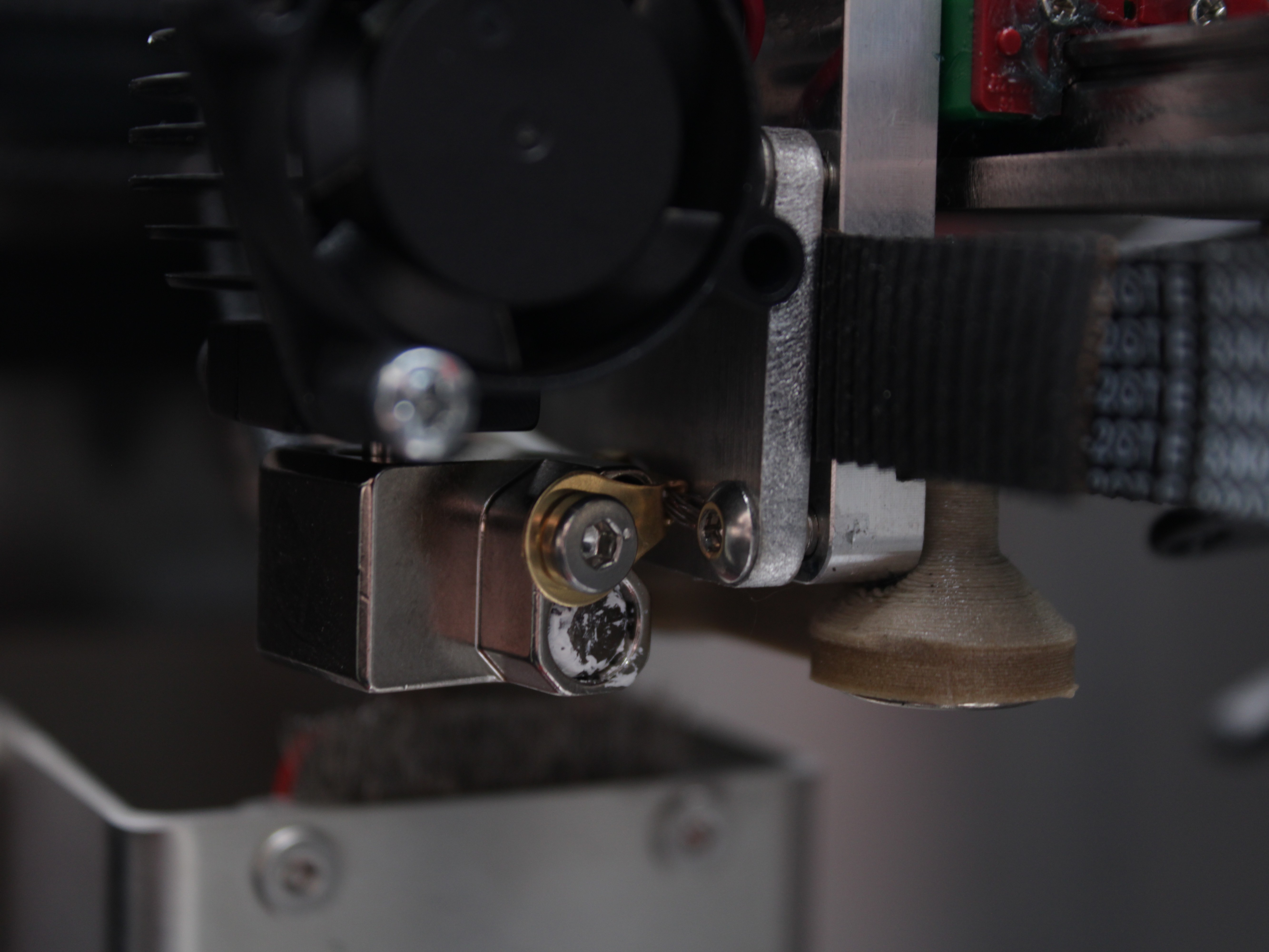Grounding wire lug reattached to hotend with screw