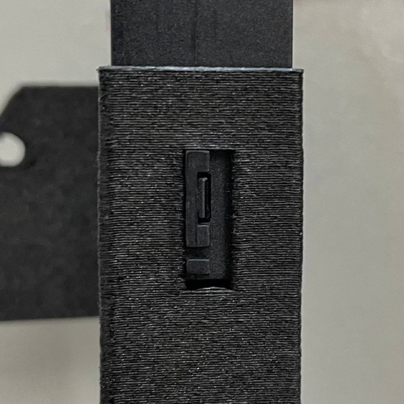 Head fan clips on fanshroud